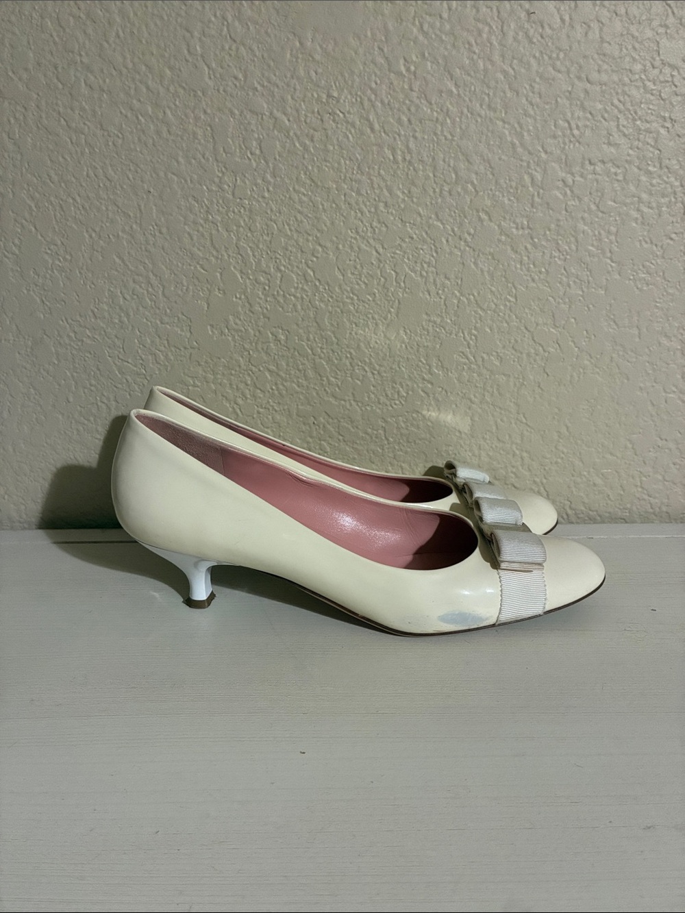 Salvatore Ferragamo Cream Leather Vara Bow Pumps with Pink Insole - Picture 5 of 10